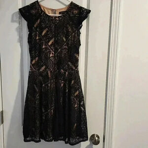 City triangle lace dress w/ flutter sleeves - L